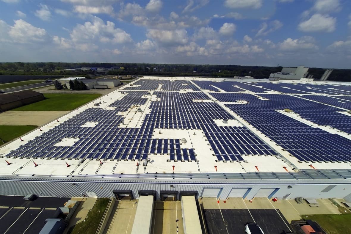 Chinesische und emiratische Unternehmen vertiefen ihre Zusammenarbeit, um neue Möglichkeiten in einem 50-MW-Solarprojekt zu erkunden